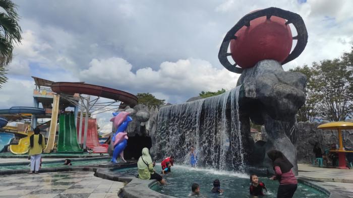 PLANET WATERBOOM -- Suasana wisata Planet Waterboom Gorontalo, Jalan Jenderal Sudirman, Kelurahan Limbu U II, Kecamatan Kota Selatan, Kota Gorontalo, Provinsi Gorontalo, Minggu (28/12/2025). Masyarakat padati wisata pemandian Planet Waterboom.