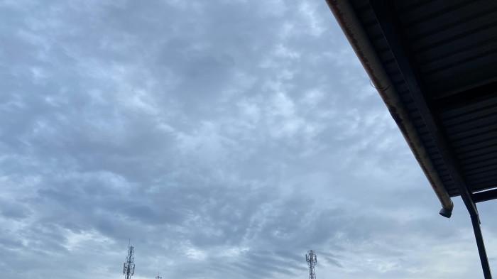 Suhu udara berkisar antara 20 hingga 33 derajat Celsius tergantung wilayah.