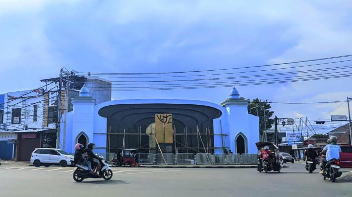 TAMAN TUGU ADIPURA -- Kawasan Taman Tugu Adipura Kota Gorontalo mulai dilakukan rehab, Kamis (18/12/2025).