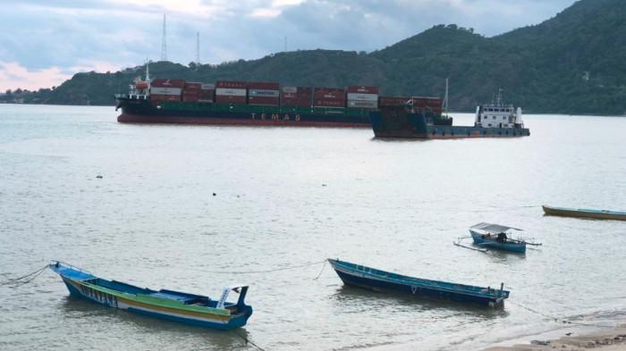 TELUK TOMINI -- Potret kapal-kapal parkir di dekat Pelabuhan Gorontalo kawasan Teluk Tomini. Sejumah perahu nelayan pun juga demikian di bibir pantai. FOTO: Wawan Akuba
