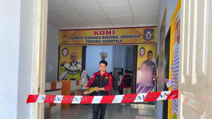 TIM KEJATI -- Saat anggota tim Penyidik Kejati Gorontalo membawa bundelan dokumen dari dalam kantor KONI Provinsi Gorontalo, Rabu (08/10/2025).