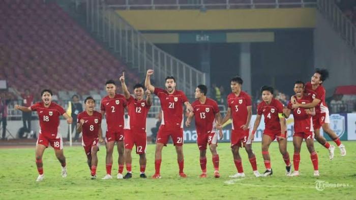 TIMNAS -- Timnas Indonesia berada di lapangan hijau dengan formasi lengkap. Diketahui, Timnas Indonesia malam ini bakal tanding melawan Vietnam. Warga Gorontalo percaya gawang Vietnam bakal kebobolan gol Timnas.