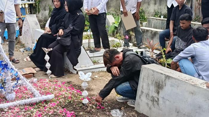 TNI GUGUR--Rian W. Abjul (25), sahabat dekat almarhum yang selama ini dikenal sebagai teman sebantal kepala Rein semasa sekolah. Menangis histeris di Keluarkan Pauwo Kecamatan Kabila Bone Bolango, Sabtu (30/1/2026). Sumber foto: Tribun Gorontalo.com/Jefri Potabuga.