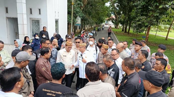 TOLAK PLTH -- Tampak massa aksi, masyarakat Suwawa Timur mengelilingi Bupati Bone Bolango, Ismet Mile, sore tadi, Kamis (14/2/2026) di Kantor Bupati Bone Bolango. Pada momen itu masyarakat menyampaikan alasan penolakannya.