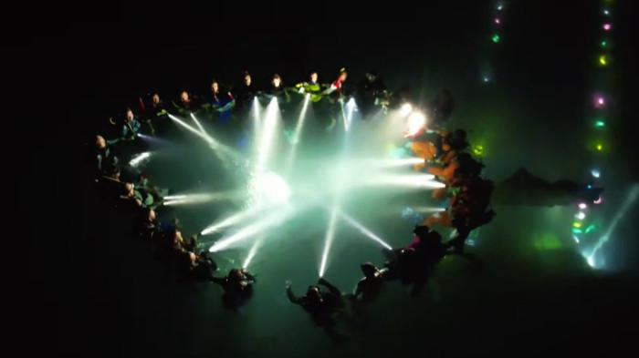 TUMBILOTOHE -- Detik-detik Tumbilotohe di dasar laut di Bone Bolango, Provinsi Gorontalo. Lampu dipasang di dasar laut dan didokumentasikan.