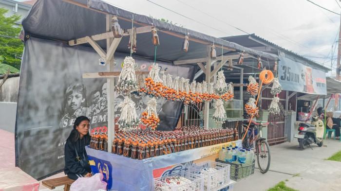TUMBILOTOHE -- Lapak lampu botol di ujung selatan Jalan Pangeran Hidat atau juga disebut jalan dua susun (JDS).