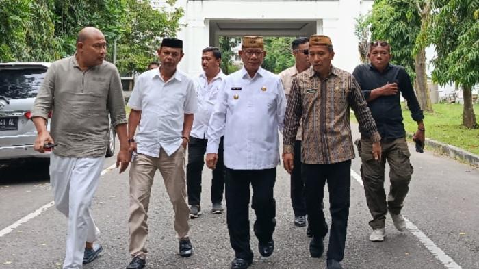 TARGET POLITIK — Bupati Bone Bolango, Ismet Mile (pria mengenakan kemeja putih dan kopiah karanji) bersama jajaran Pemkab Bone Bolango saat menerima massa aksi demonstrasi di waktu bersamaan juga sedang ada pertemuan internal partai, Kamis (5/2/2026). Ismet membahas target politik PPP Gorontalo untuk pemilu mendatang (Sumber foto: Tribun Gorontalo.com/Jefri Potabuga)