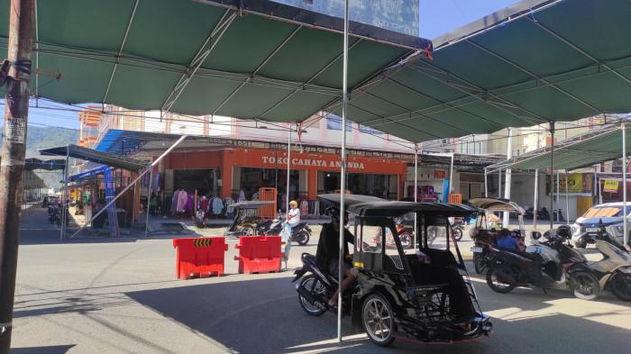 Tenda warga mulai berdiri di kawasan pusat perbelanjaan