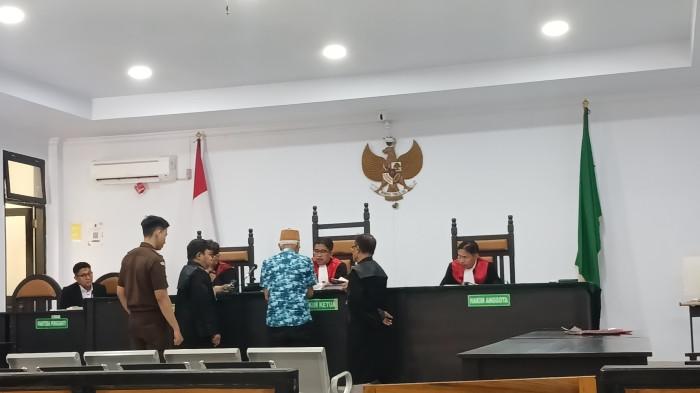 SIDANG TIPIKOR -- Terdakwa Rito Nasibu menjalani sidang perkara dugaan korupsi Revitalisasi MT Haryono di Pengadilan Negeri Tipikor dan Hubungan Industrial Gorontalo, Senin (2/3/2026).
