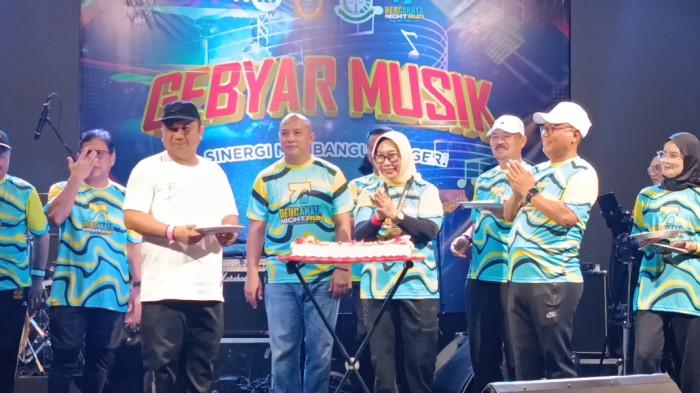 ULANG TAHUN — Bupati Gorontalo Utara, Thariq Modanggu, dan Wakil Bupati Nurjana Hasan Yusuf merayakan hari ulang tahun, Rabu (17/12/2025) malam. Perayaan digelar bersamaan dengan Bercahaya Night Run 5K.