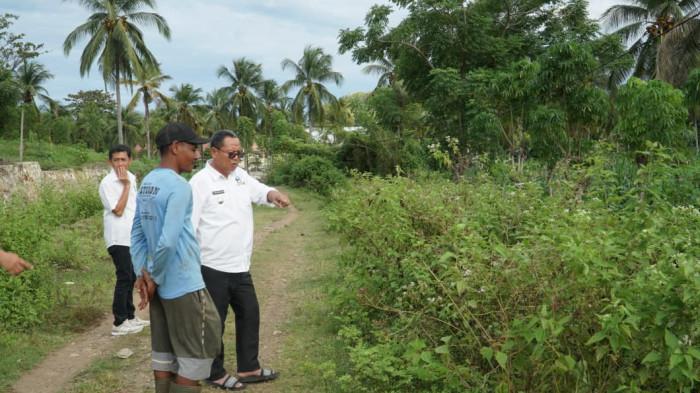 INDUSTRI AYAM - Bupati Gorontalo Utara Thariq Modanggu meninjau lokasi groundbreaking hilirisasi ternak ayam di Desa Putiana, Kecamatan Anggrek, Kabupaten Gorontalo Utara, Provinsi Gorontalo pada 31 Januari 2025. Presiden Prabowo rencana melakukan  groundbreaking hilirisasi ternak ayam pada 7 Januari 2026.