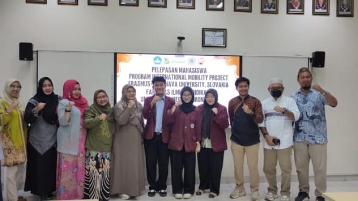 PELEPASAN MAHASISWA -- Tiga mahasiswa Fakultas Ilmu Pendidikan Universitas Negeri Gorontalo (FIP UNG) berfoto bersama jajaran pimpinan fakultas dalam acara pelepasan program International Mobility Project Erasmus+ di Aula FIP UNG, Jumat (20/2/2026). Rendy Gobel, Khofifah Reihana Arbie, dan Nailah Kh. Mokoagow akan menempuh studi selama satu semester di Trnava University, Slovakia.