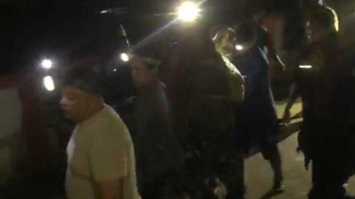 MAHASISWA TENGGELAM - Potret proses evakuasi korban tenggelam di sungai Bulawa, Bone Bolango, Selasa (15/4/2025). Dua mahasiswa UNG meninggal dunia.