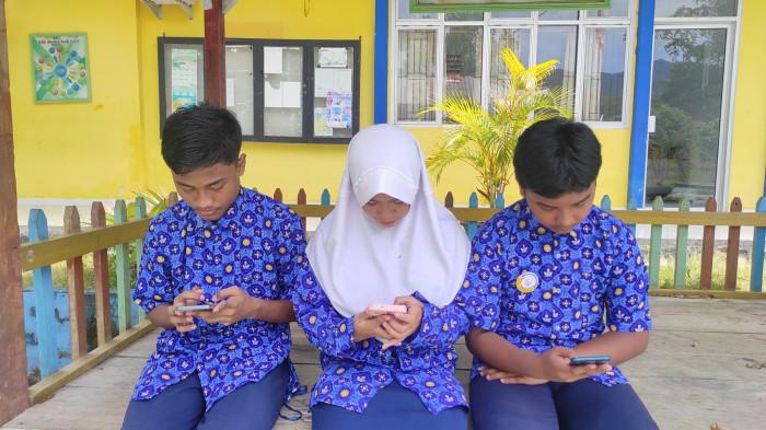 Tiga siswa SMP Negeri 11 Kota Gorontalo