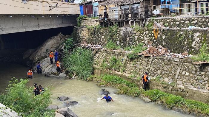 PENCARIAN KORBAN -- Tim SAR Boalemo bersama warga sedang mencari Hamid Lahabi di sungai Tilamuta, Kabupaten Boalemo, Provinsi Gorontalo, Selasa 26 Mei 2026. (Sumber : TribunGorontalo/Rahmat Hambali)