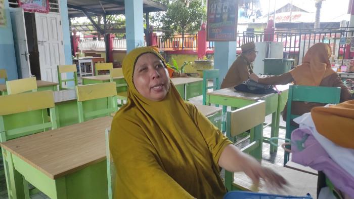 KEBAKARAN RUMAH -- Titin Moko saat diwawancarai TribunGorontalo.com, Selasa (16/12/2025). Titin menceritakan awal mula kebakaran hebat yang melanda permukiman padat penduduk Kelurahan Dulalowo, Kecamatan Kota Tengah, Kota Gorontalo.