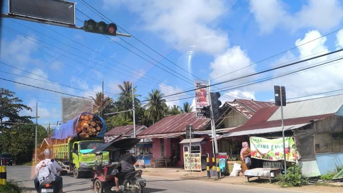 Truk bermuatan kayu di jalan utama  9999999888