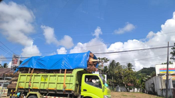 TRUK OVERLOAD - Truk bermuatan kayu diduga melebihi kapasitas bebas melintas di jalan utama Kecamatan Tomilito, Kabupaten Gorontalo Utara, Provinsi Gorontalo.