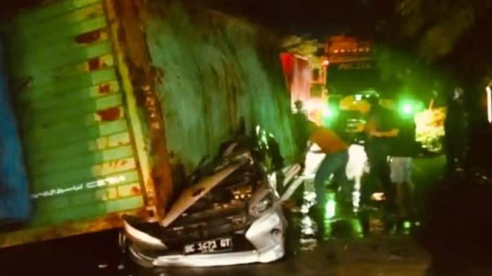 Truk kontainer terguling sebelum menimpa mobil keluarga MPV asal Mamuju,