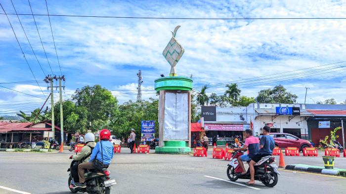 TRADISI KETUPAT -- Tugu Ketupat di Desa Yosonegoro, Kecamatan Limboto Barat, Kabupaten Gorontalo, Provinsi Gorontalo. Lokasi ini menjadi sentral pelaksanaan Ketupat dan sentral rekayasa lalu lintas.