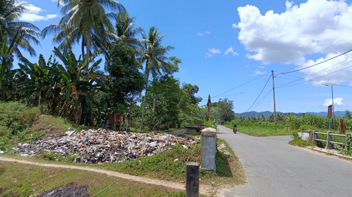 Tumpukan sampah di Desa Bulotalangi Timur 8889999