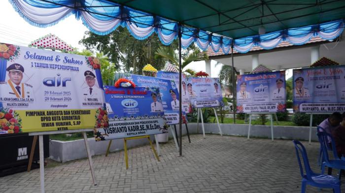 UCAPAN -- Deretan karangan bunga berebut tempat di halaman Rumah