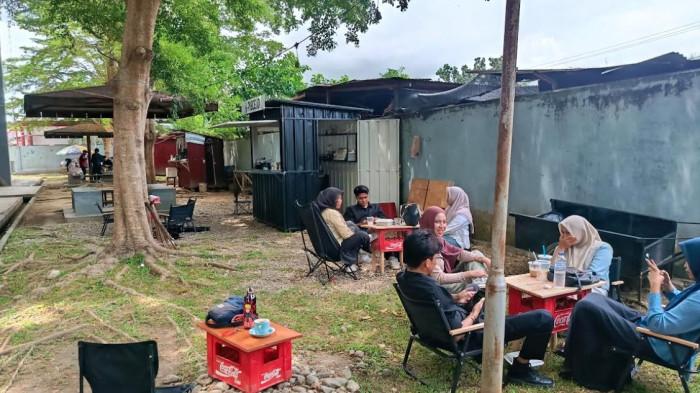 UMKM -- Potret mahasiswa tengah nongkrong di sebuah lapak UMKM di kawasan kampus UNG.