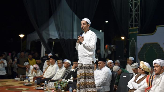 UNG BERSHALAWAT - Foto ini diambil dari laman resmi UNG, Minggu (21/9/2025) yang memperlihatkan Habib Husein Ja'far Al Hadar sedang memberikan tausiyah di acara UNG Bershalawat di Lapangan Rektorat pada Kamis, (18/9/2025)