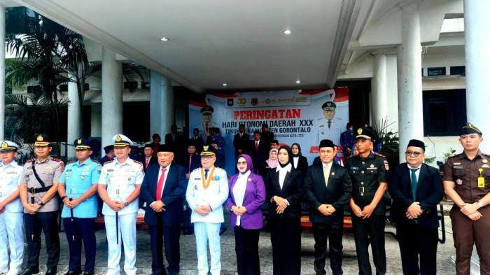 UPACARA -- Sofyan Puhi berfoto bersama jajaran Forkopimda usai pelaksanaan Upacara