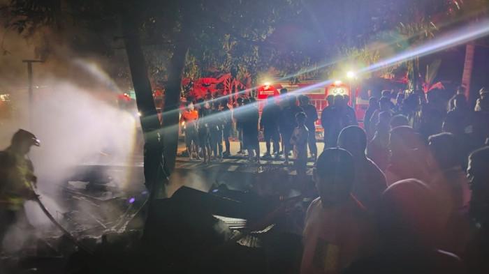 Upaya pemadaman api di sebuah warung di Desa Sukamakmur