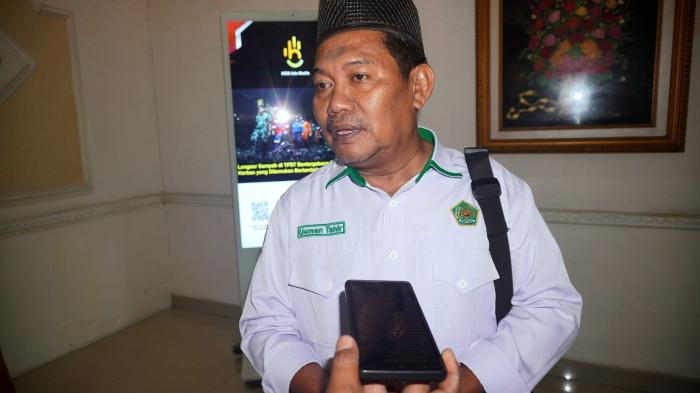 Usman Tahir saat diwawancarai wartawan di Kantor Bupati