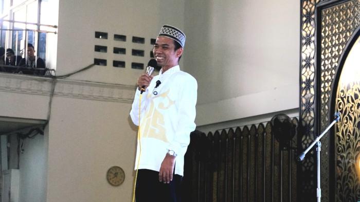 NAVIGASI IMAN -- Ustaz Abdul Somad (UAS) saat memberikan tausiah di Masjid Agung Baiturrahman Limboto, Kabupaten Gorontalo, Jumat (24/10/2025) pagi. UAS mengingatkan ASN Gorontalo untuk profesional dalam bekerja.