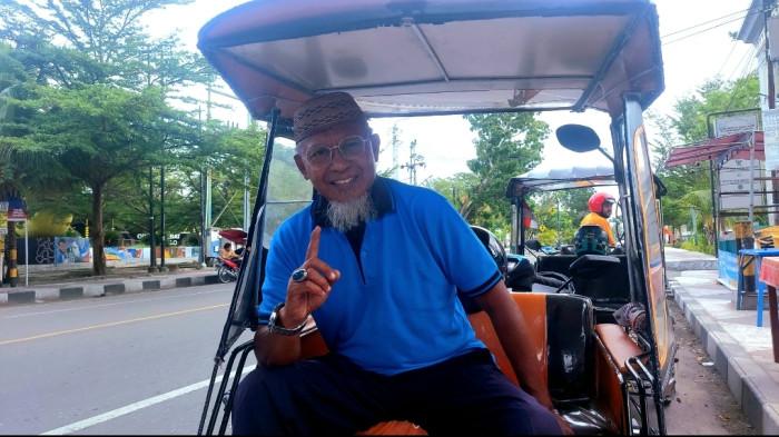 HUMAN INTEREST — Vecky van Gobel, sopir bentor saat ditemui TribunGorontalo.com di kawasan Menara Keagungan Limboto, Jumat (20/2/2026). Vecky menceritakan perjalanan karier dirinya.