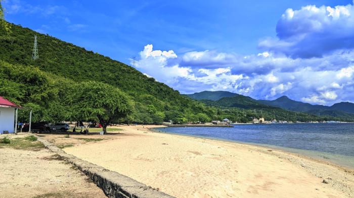 WISATA -- Potret suasana di Pantai Kurenai Gorontalo saat libur Nataru, Jumat (26/12/2025).