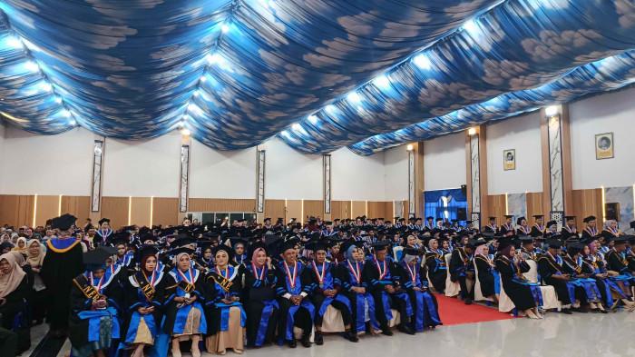 WISUDA -- Ratusan mahasiswa UMGO ikuti prosesi wisuda, Selasa (23/12/2025).