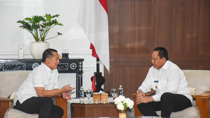 WPR - Gubernur NTB Lalu Muhamad Iqbal dan Gubernur Gorontalo Gusnar Ismail saat diskusi skema tambang raykat di Ruang Rapat Utama Kantor Gubernur NTB (13/10/2025).