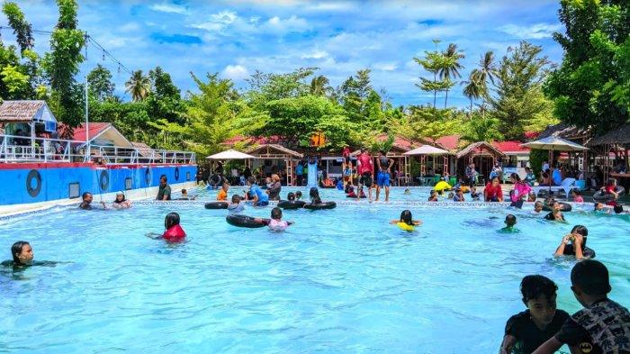 Wahana pemandian air, Wisata Vila Desaku, Desa Molowahu, Kecamatan Tibawa, Kabupaten Gorontalo. 2024