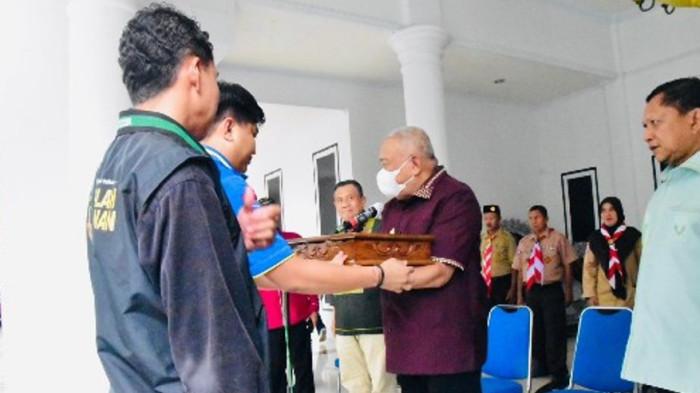 KIRAB BENDERA -- Wakil Bupati Gorontalo, Tonny Junus (mengenakan masker putih) saat melepas rombongan kirab duplikat Bendera Pusaka dalam rangka memperingati Hari Patriotik ke-84, Kamis (22/1/2026). (Sumber Foto: Humas Pemkab Gorontalo)