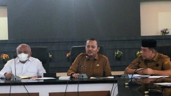 Wakil Bupati Tonny Junus (kiri) bersama Asisten 1 Setda Kabupaten Gorontalo