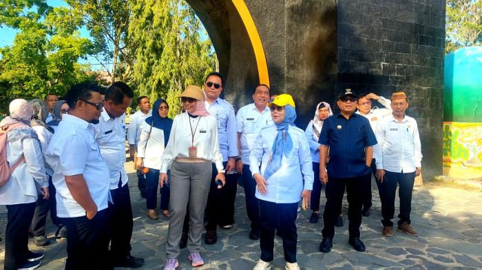 PENAS XVII -- Wakil Gubernur Gorontalo Idah Syahidah (mengenakan topi kuning) saat mendampingi tim Kementerian Pertanian RI di Taman Budaya Limboto, Rabu (28/1/2026). Wagub mengajak masyarakat Gorontalo untuk menyukseskan Penas XVII. (Sumber Foto: TribunGorontalo.com/Fajri A. Kidjab)