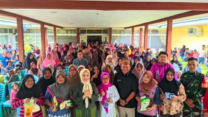 BANTUAN UMKM -- Wakil Gubernur Gorontalo Idah Syahidah bersama para pelaku UMKM. Idah menjelaskan bahwa pemerintah akan mengevaluasi secara menyeluruh para penerima bantuan.