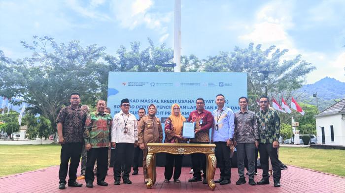 PENYALURAN KUR -- Wakil Gubernur Gorontalo Idah Syahidah menyerahkan simbolis Kredit Usaha Rakyat (KUR) kepada salah satu pelaku UMKM. Pemprov turut andil dalam kegiatan Akad Massal KUR dan peluncuran Kredit Program Perumahan (KPP) di Halaman Rumah Dinas Gubernur Gorontalo, Selasa (21/10/2025).