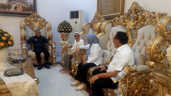 KUNJUNGAN KEMENTAN -- Wakil Gubernur Gorontalo Idah Syahidah dan Kepala Dinas Pertanian Provinsi Gorontalo, Muljady Mario, dan Bupati Gorontalo Sofyan Puhi di Rudis Bupati Gorontalo. Tim Kementan meninjau lokasi Penas XVII  (Sumber Foto: TribunGorontalo.com/Fajri A. Kidjab) 