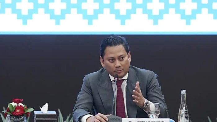CALON DEPUTI GUBERNUR BI - Wakil Menteri Keuangan II Thomas Djiwandono menyampaikan keterangan kepada wartawan di Kompleks Kemenkeu, Jakarta Pusat, Kamis (18/7/2024). Ketua Harian Partai Gerindra, Sufmi Dasco Ahmad, menyatakan masuknya nama Thomas Aquinas Muliatna Djiwandono atau Tommy dalam bursa calon Deputi Gubernur Bank Indonesia (BI) bukan usulan Presiden Prabowo