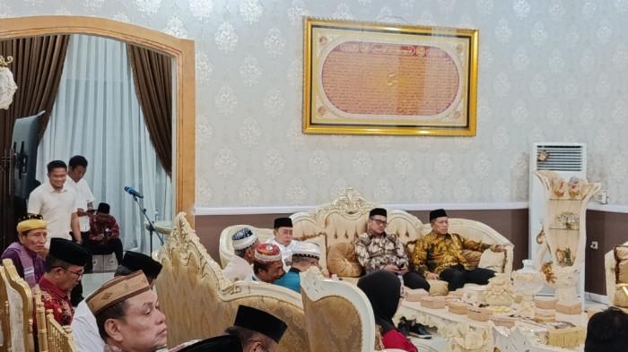 ADAT TONGGEYAMO — Wali Kota Gorontalo Adhan Dambea bersama Wakil Wali Kota Indra Gobel. Pemkot Gorontalo melaksanakan prosesi Tonggeyamo, Selasa (17/2/2026) malam.