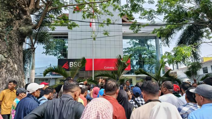 DEMO PEMKOT -- Suasana demonstrasi Kantor Cabang Bank SulutGo, Kamis (13/11/2025). Simak awal mula sengketa Pemkot Gorontalo dan BSG. (Sumber foto: TribunGorontalo.com/Jefri Potabuga)