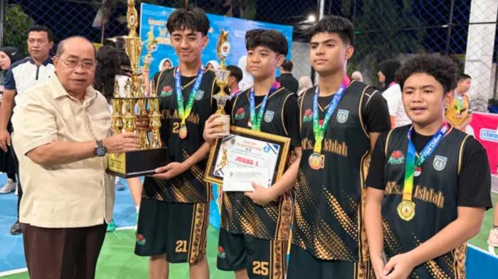 HADIAH -- Momen Wali Kota Gorontalo, Adhan Dambea menyerahkan hadiah untuk pemenang Basketball 3x3 Competition Wali Kota Patriotik Cup tahun 2026.