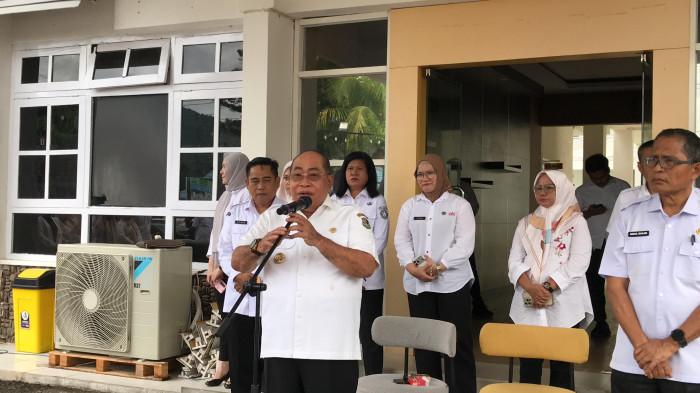 PENANGANAN SAMPAH -- Wali Kota Gorontalo saat memberikan sambutan di halaman Kantor Wali Kota Gorontalo, Rabu (7/1/2025). Adhan Dambea mengingatkan sanksi hukum bagi para pelaku buang sampah sembarangan (Sumber foto: TribunGorontalo.com/Jefri Potabuga)