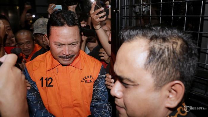 Walikota Madiun Maidi mengenakan rompi tahanan usai ditetapkan sebagai tersangka_
