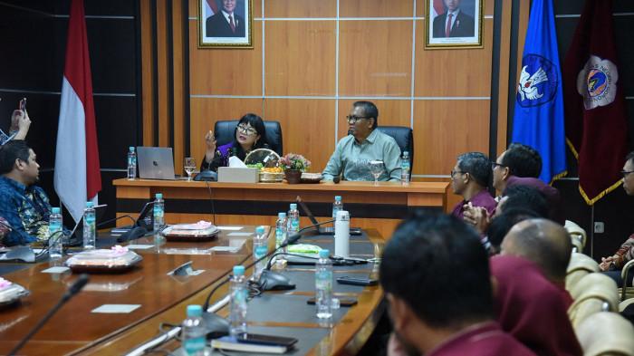PENELITI UNG – Wamen Diktisaintek Stella Christie berdialog dengan para peneliti Universitas Negeri Gorontalo saat kunjungan di kampus UNG, Rabu (11/2). Pertemuan membahas penguatan spesialisasi riset dan perluasan kolaborasi internasional untuk meningkatkan daya saing penelitian di tingkat global.